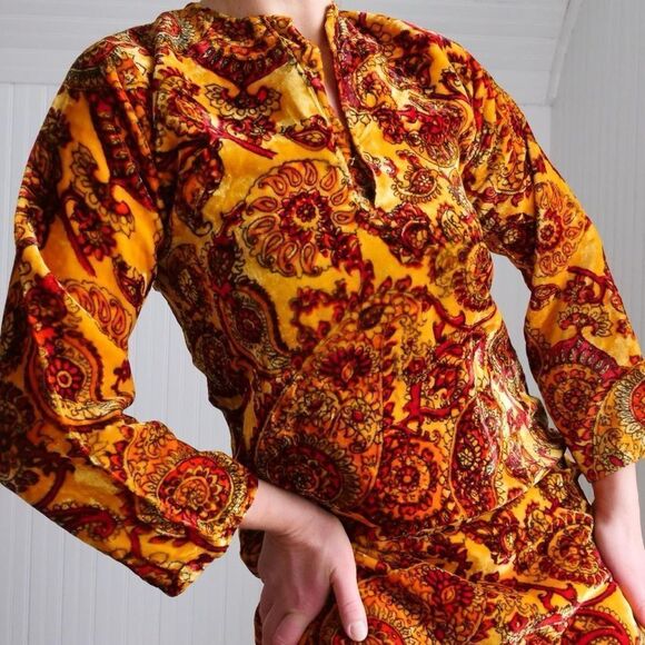 Stunning! 1970s rayon velvet paisley print midi dress - Picture 2 of 6